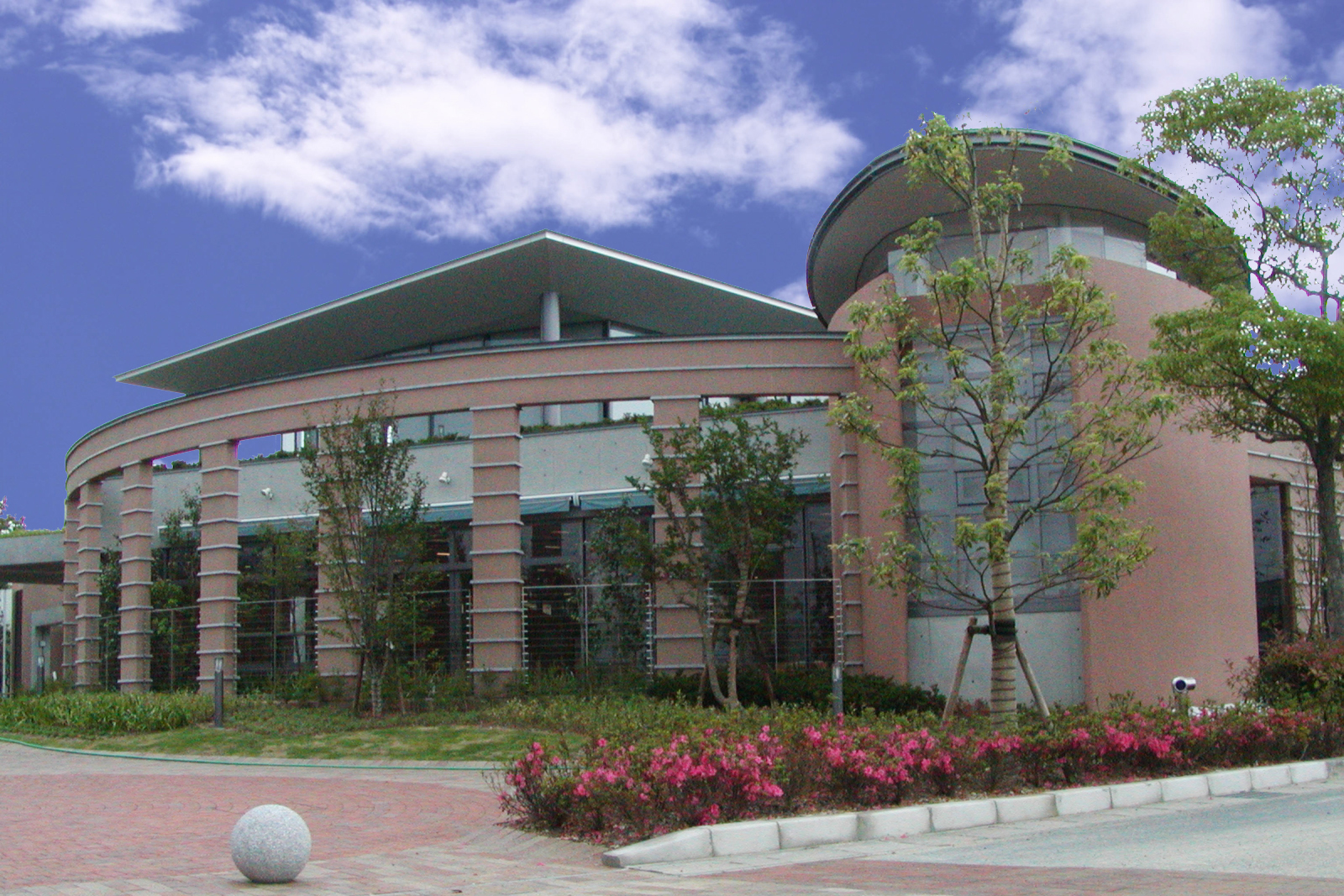 中央図書館外観写真